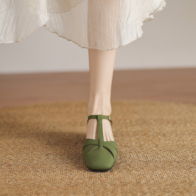 Women's Closed Toe Sandals with Chunky Mid Heel - Image 3