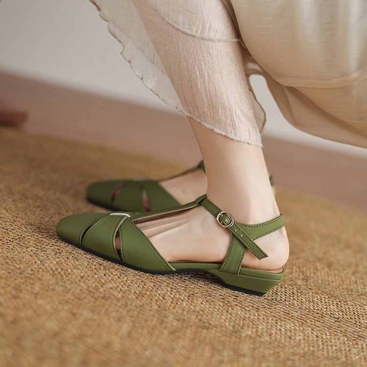 Women's Closed Toe Sandals with Chunky Mid Heel - Image 4